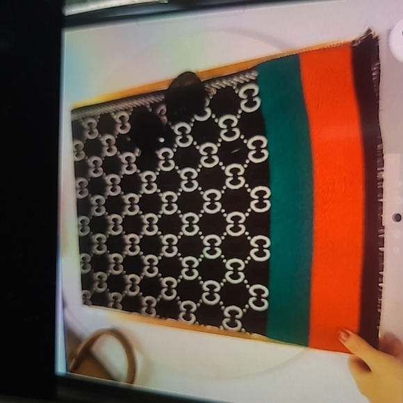 SCARF - Picture 2 of 6